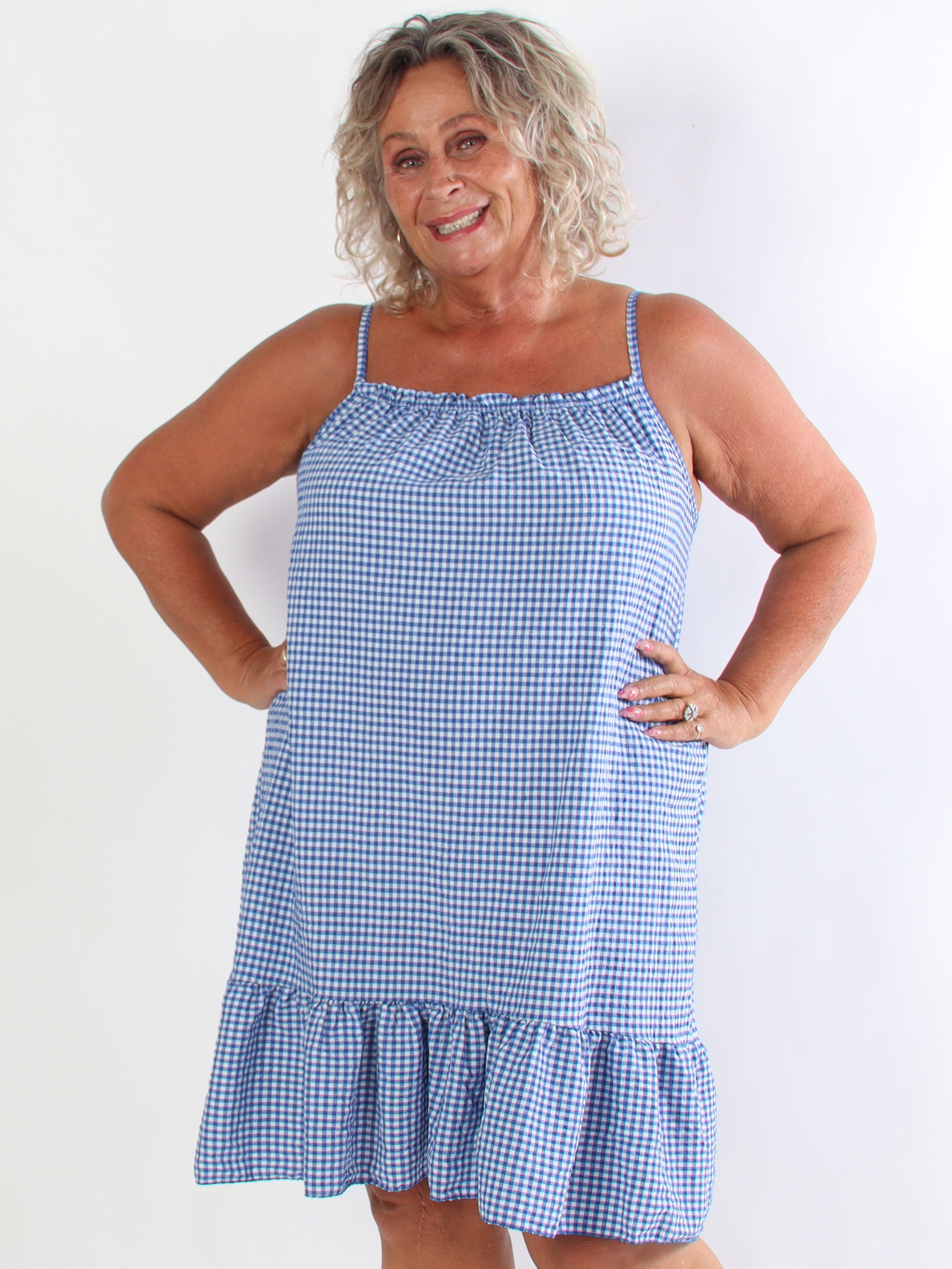 Solero Check - Plus size stropkjole i let og luftig bæk og bølge med klassiske tern